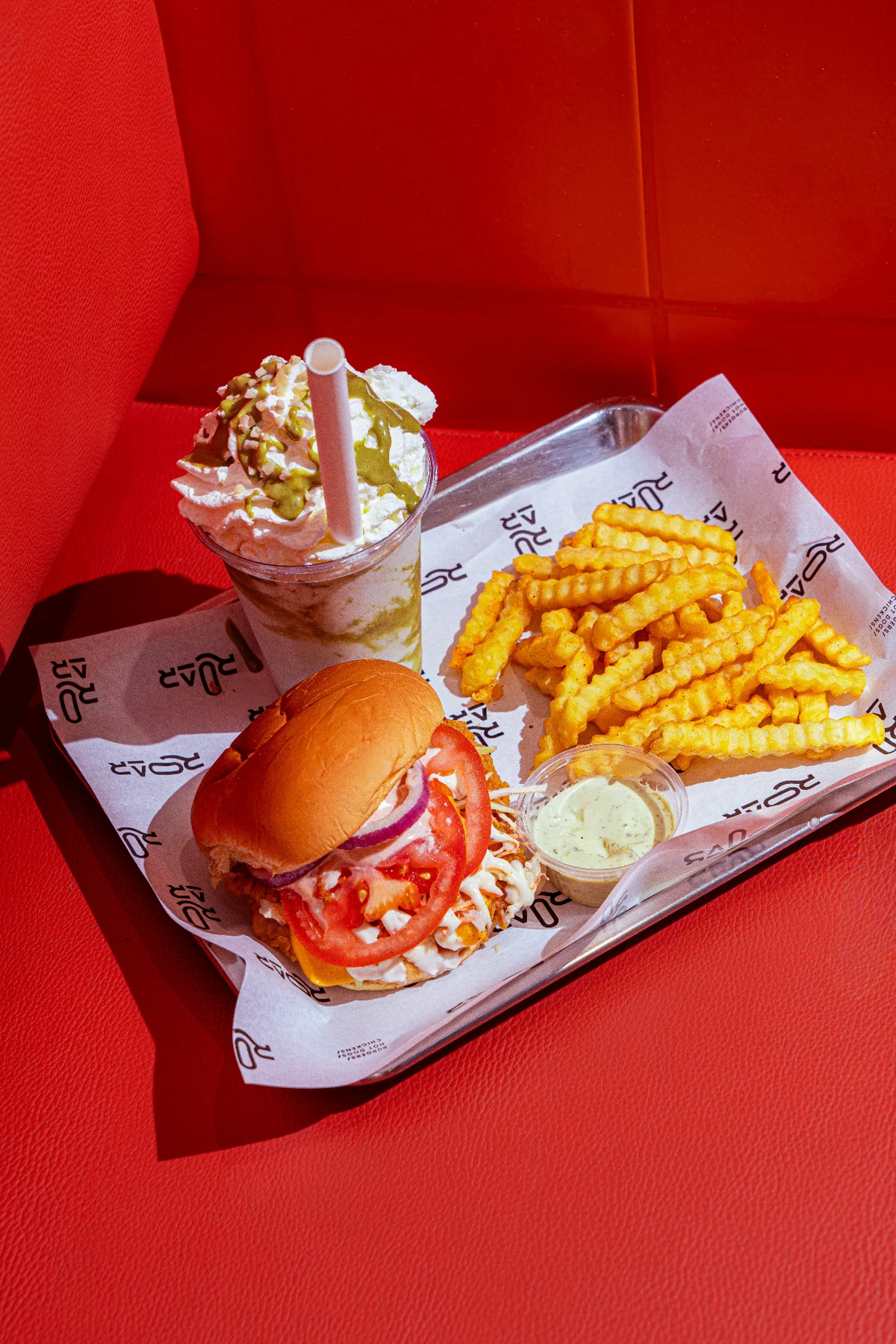 Un repas ROAR Burger avec burger, frites et dessert